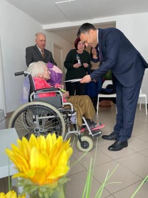 Un secol de viață împlinit de o distinsă argeșeancă, sărbătorit public de conducerea municipiului Pitești