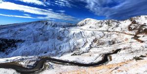 Mașinile nu mai pot trece pe Transalpina. Șoseaua a fost închisă din cauza zăpezii