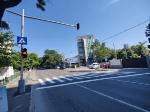 Două noi treceri de pietoni semaforizate &icirc;n zona podului pietonal de pe Splaiul Unirii