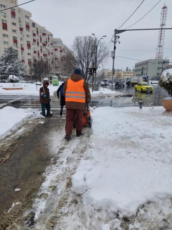 &Icirc;n Sectorul 4 se acționează fără &icirc;ncetare pe străzi și pe bulevarde &icirc;mpotriva zăpezii