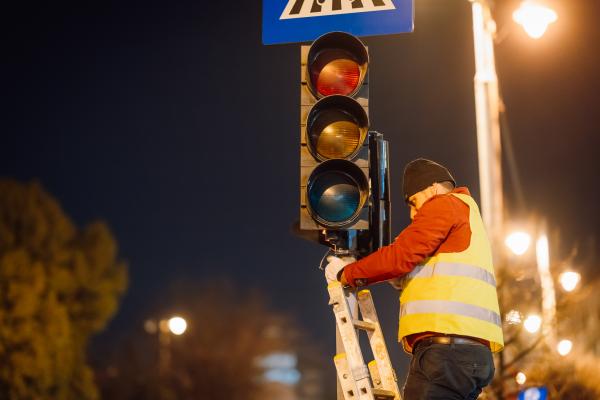 Demontarea semafoarelor  vechi, activitate în plină desfășurare în municipiul Tg.Mureș