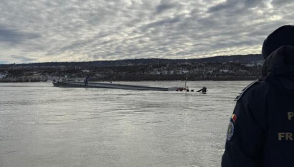 Alertă pe fluviu: Barje cu fertilizatori agricol se prăbușesc &icirc;n Dunăre