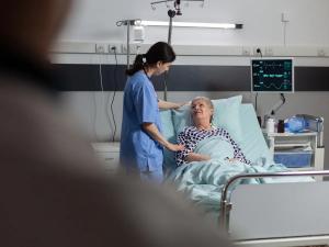 Pacienții, mai protejați: butoane de panică la pat și camere video în secțiile critice, prin lege