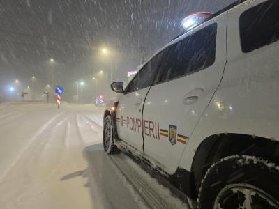 Trafic &icirc;ngreunat și drumuri blocate &icirc;n centrul, sudul și estul Rom&acirc;niei din cauza viscolului și stratului mare de zăpadă