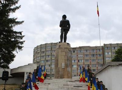 Ceremonie la &bdquo;Monumentul Ostașului Rom&acirc;n&rdquo;din Sf&acirc;ntu Gheorghe
