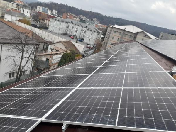 Clădirile publice din R&acirc;mnic au &icirc;nceput  &bdquo;să producă&rdquo;energie &bdquo;verde&rdquo;