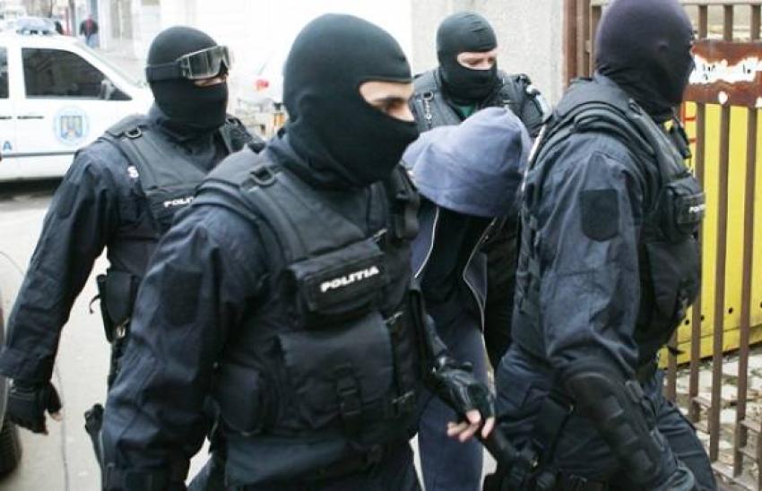 Percheziții și arestări în Galați: rețea de distribuție de „cristal”, destructurată de anchetatori