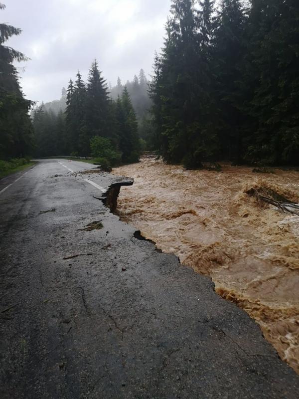 Un drum național a fost închis, după ce a fost distrus de viitură. Podul peste Crişul Repede s-a rupt