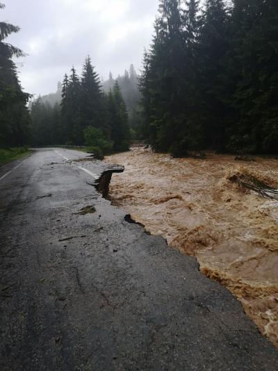 Un drum național a fost &icirc;nchis, după ce a fost distrus de viitură. Podul peste Crişul Repede s-a rupt